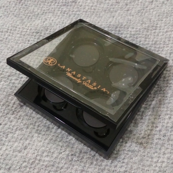 MUG + Colourpop Eyeshadows Anastasia Quad Palette - Picture 7 of 10